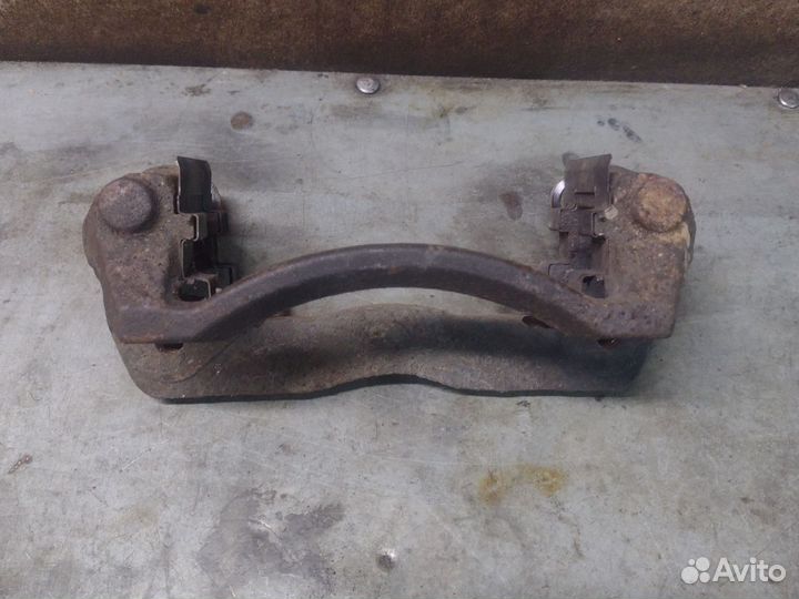 Скоба суппорта Kia Spectra Shuma 2 перед правая