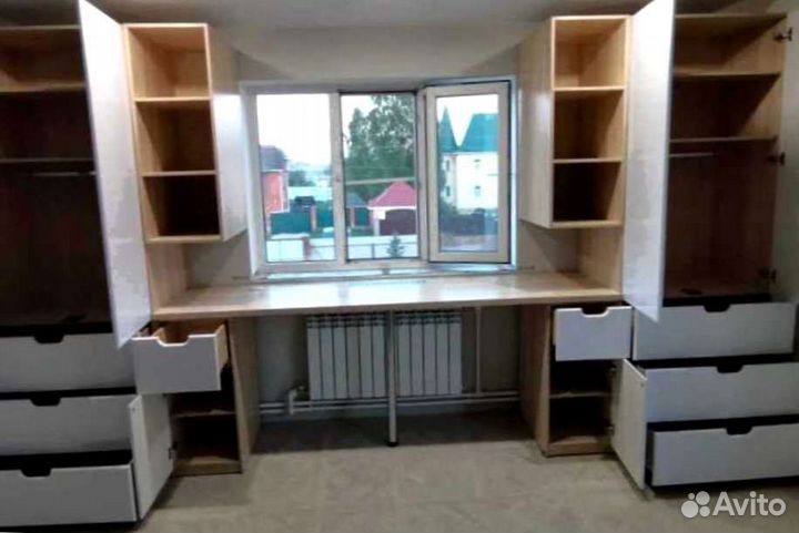 Рабочая зона в углу у окна