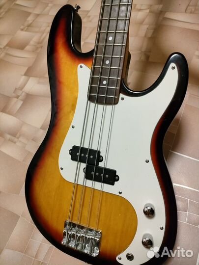 Бас-гитара с комбоусилителем