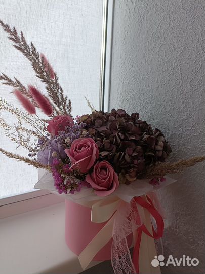Букет из сухоцветов и мыльных роз