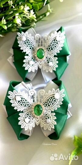 Бантики с кружевными бабочками под зелёную форму