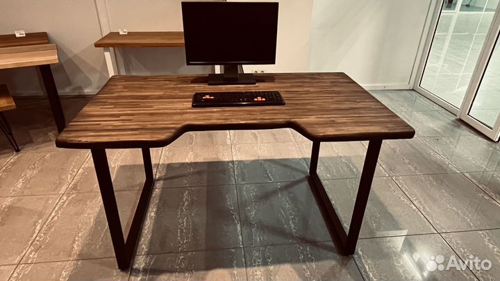 Кастомный геймерский/компьютерный стол из дерева