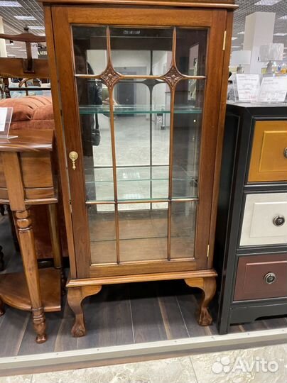 Витрина для посуды из массива резная малая