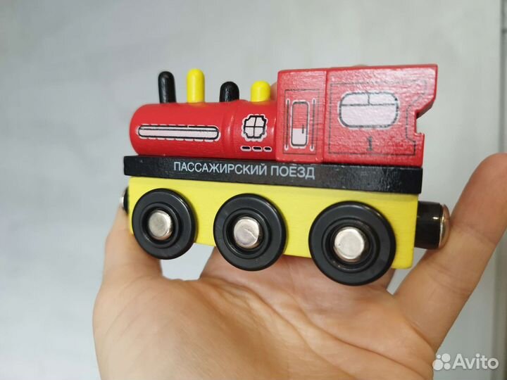 Деревянные паровозики для железной дороги. Поезд