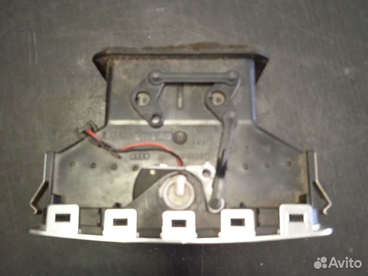 Дефлектор воздушный центральный сзади audi A6 C6