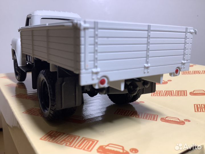 Модель автомобиля газ-52-84 1:43 нап