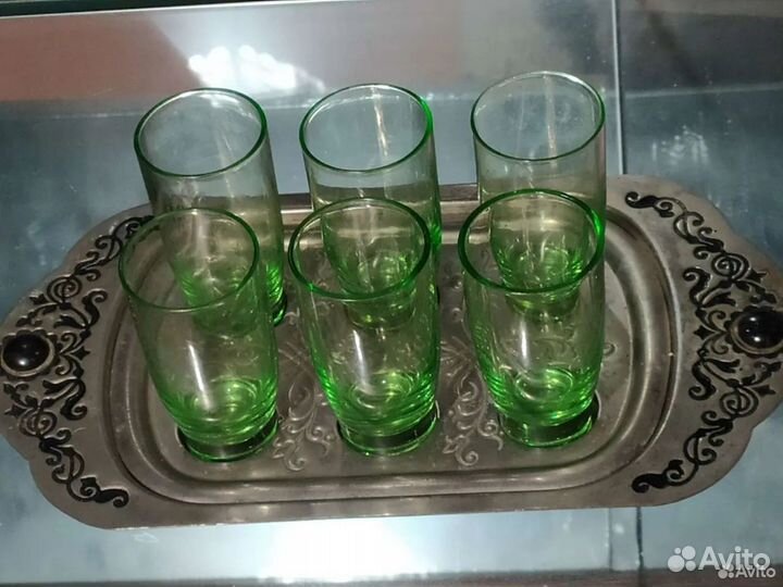 Рюмки стопки зеленое стекло на подносе СССР Винтаж
