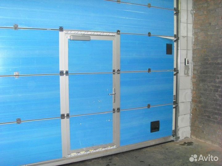 Гаражные секционные ворота с калиткой