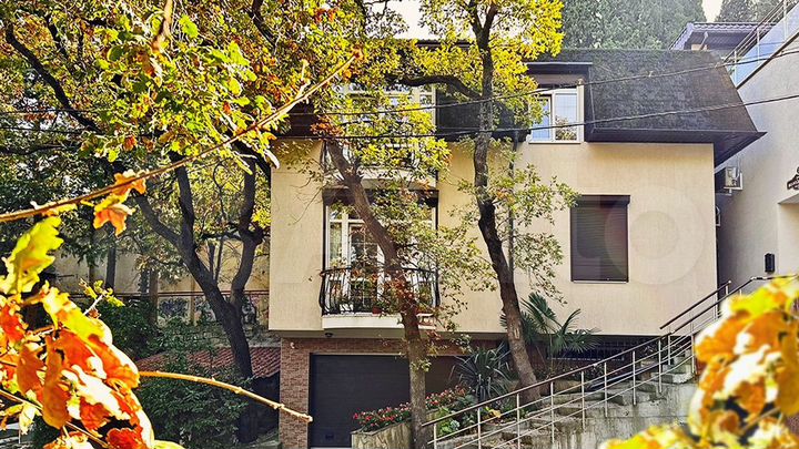 Дом 182 м² на участке 1 сот.