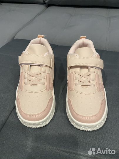 Женские кроссовки