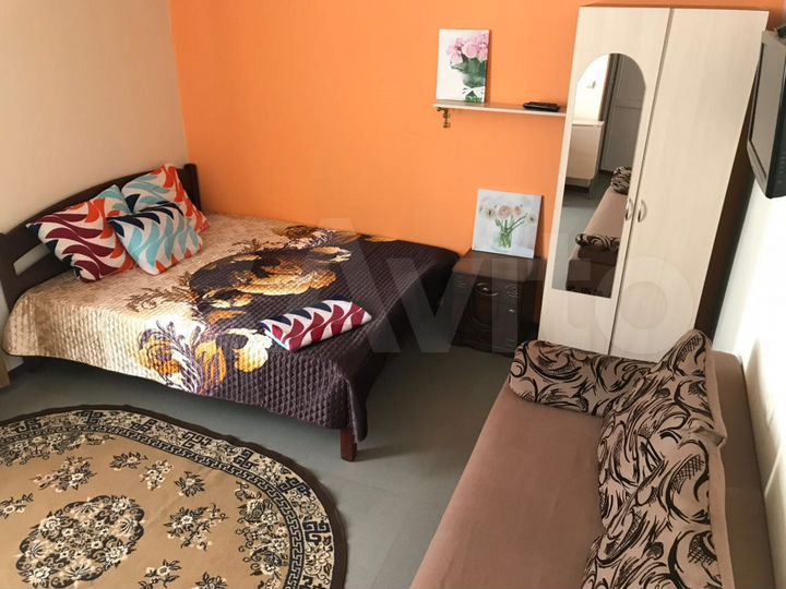 Комната 18 м² в 8-к., 2/2 эт.