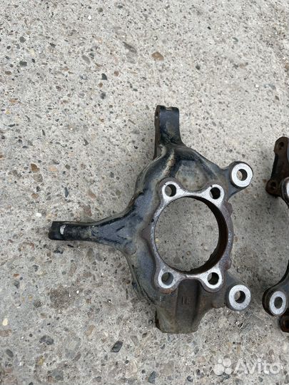 Nissan Sentra B17 кулак передний