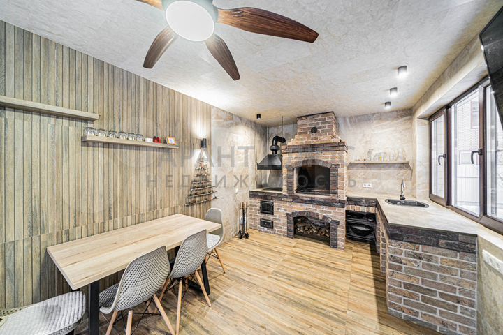 Коттедж 240 м² на участке 8,5 сот.