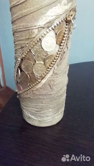 Бутылка декорированная монетами