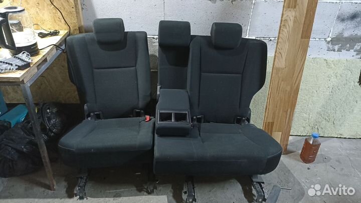 Задний ряд сидений Toyota Rav4