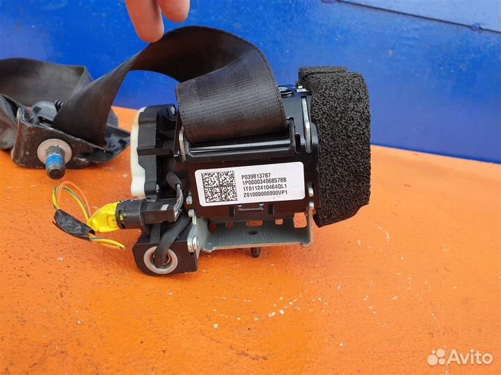 Ремень безопасности задний средний Volvo S60 2