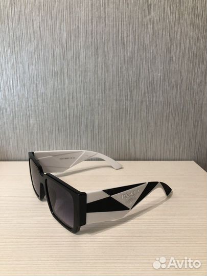 Солнцезащитные очки prada