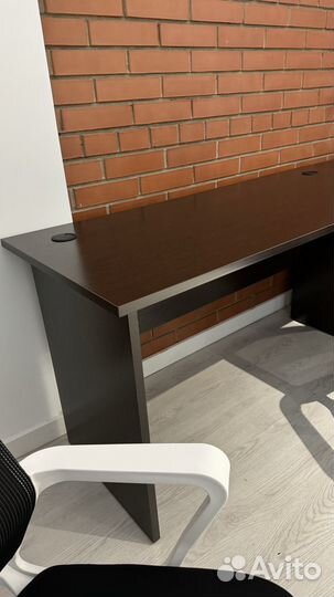 Два компьютерных стула письменный стол