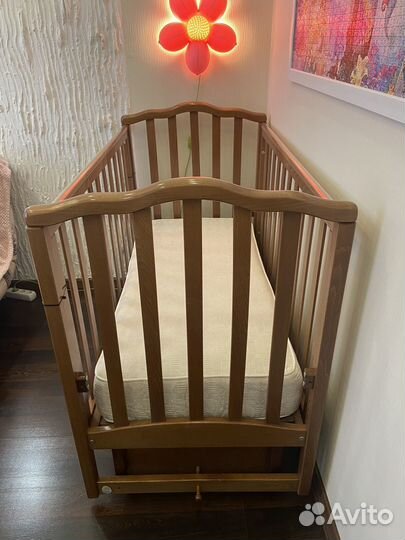Детская кроватка с маятником и ящиком