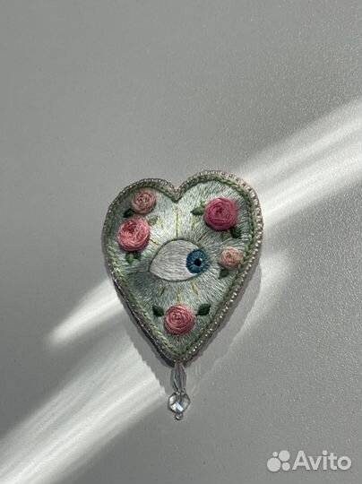 Брошка гладью