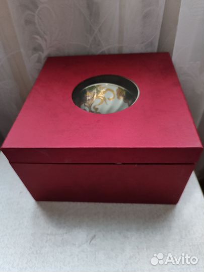 Чашка с блюдцем, тарелкой и чайной ложкой