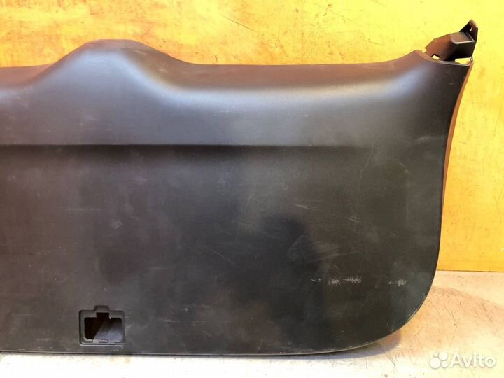 Обшивка двери багажника Mitsubishi Outlander 3
