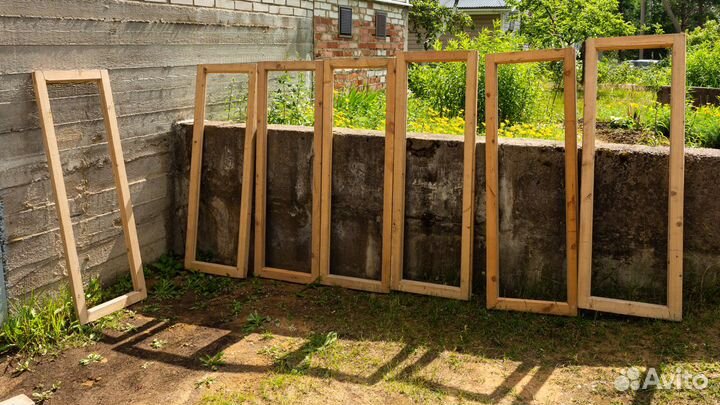 Оконные деревянные рамы со стеклами, стекла