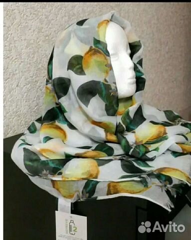Шарф с растительным рисунком с лимонами