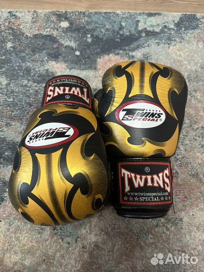 Боксерские перчатки twins special 10 oz