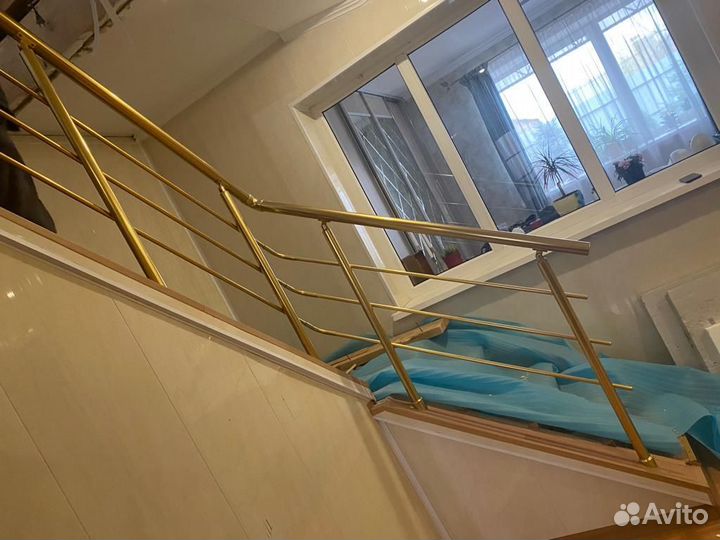 Перила и ограждение для лестницы, цвет золото