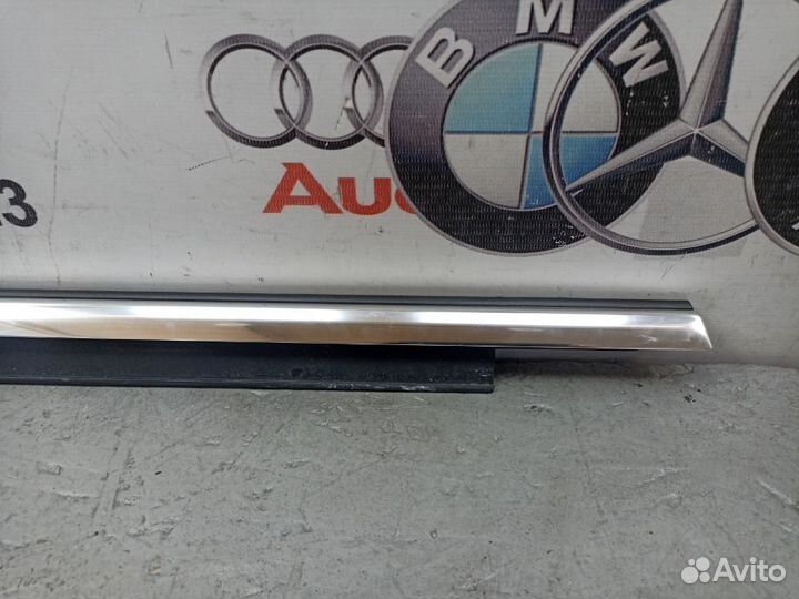 Молдинг стекла задний правый Audi A4 B8 3.2 CAL