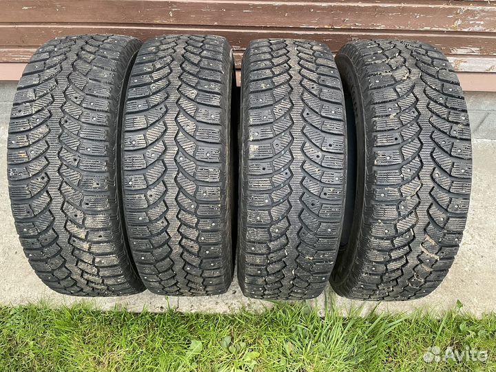 Bridgestone Blizzak Spike-01 215/65 R16 102T