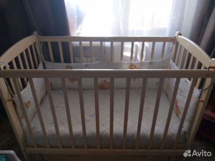 Детская кроватка с маятником и ящиком