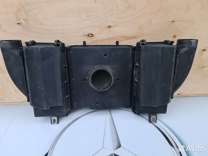 Корпус воздушного фильтра двигателя М119 Mercedes