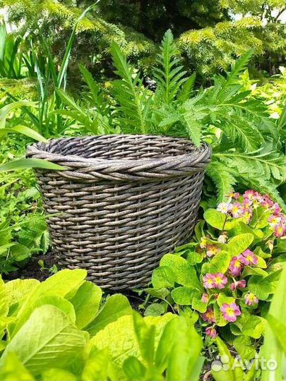 Кашпо из искусственного ротанга