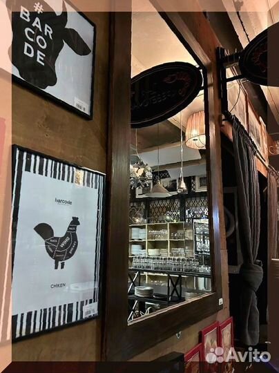 Большое зеркало в деревянной раме