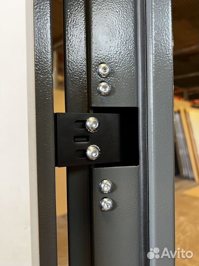 Входная квартирная дверь со скрытыми петлями