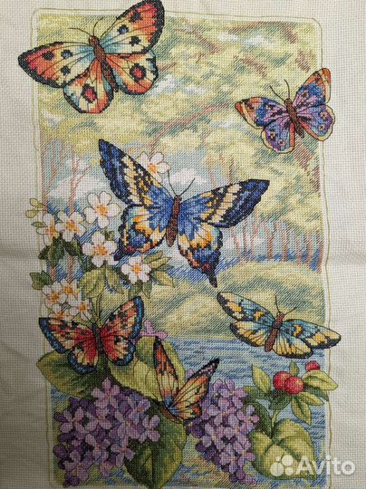Готовая вышивка крестом Бабочки