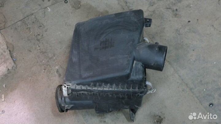 Корпус воздушного фильтра Toyota Land Cruiser 200