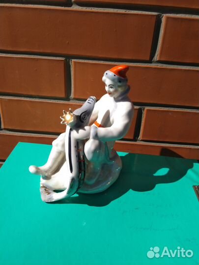 Фарфоровая статуэтка 