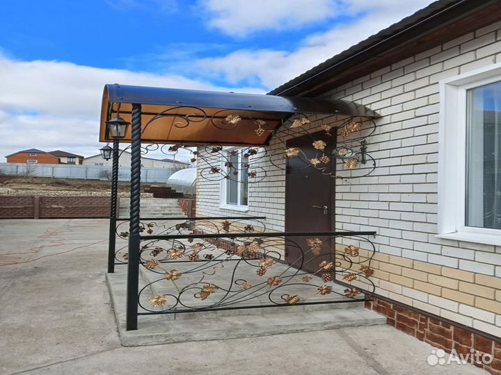 Козырек над крыльцом