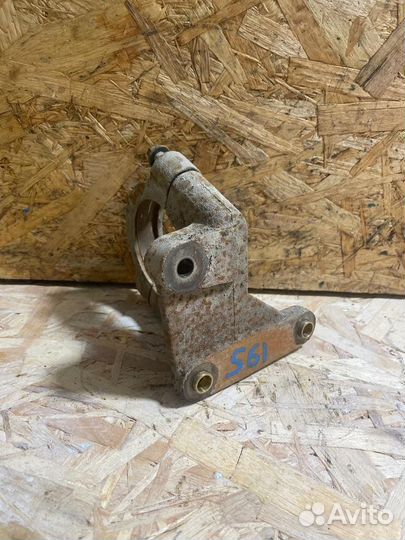 Кронштейн правого привода Вольво S60