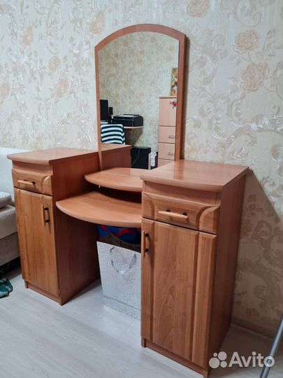 Туалетный столик с зеркалом