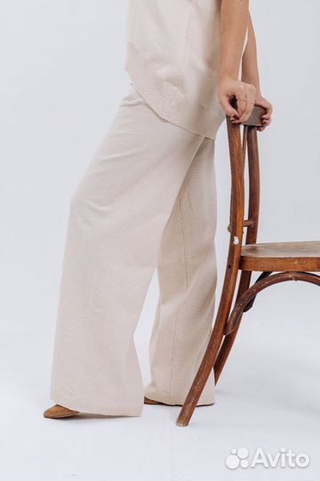 Вязаный трикотажный костюм с брюками и футболкой