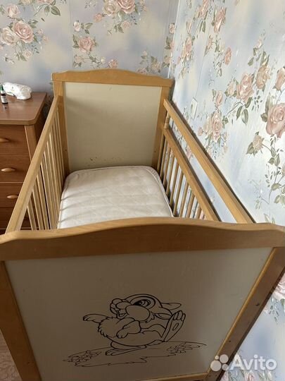 Детская кроватка с маятником