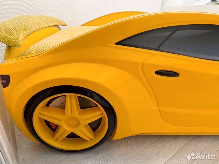 Детская кроватка-машинка