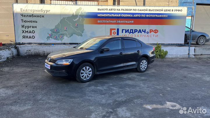 Решетка в бампер центральная Volkswagen Jetta (A6)