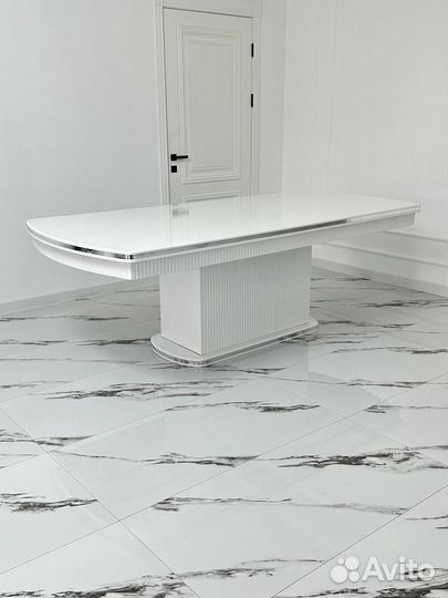 Кухонный стол и стулья новые