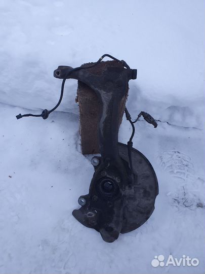 Левый поворотный кулак Audi A4 B7 (8E) 8E0407253E