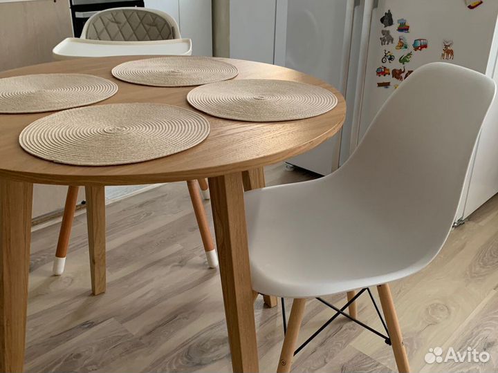 Обеденный деревянный круглый стол
